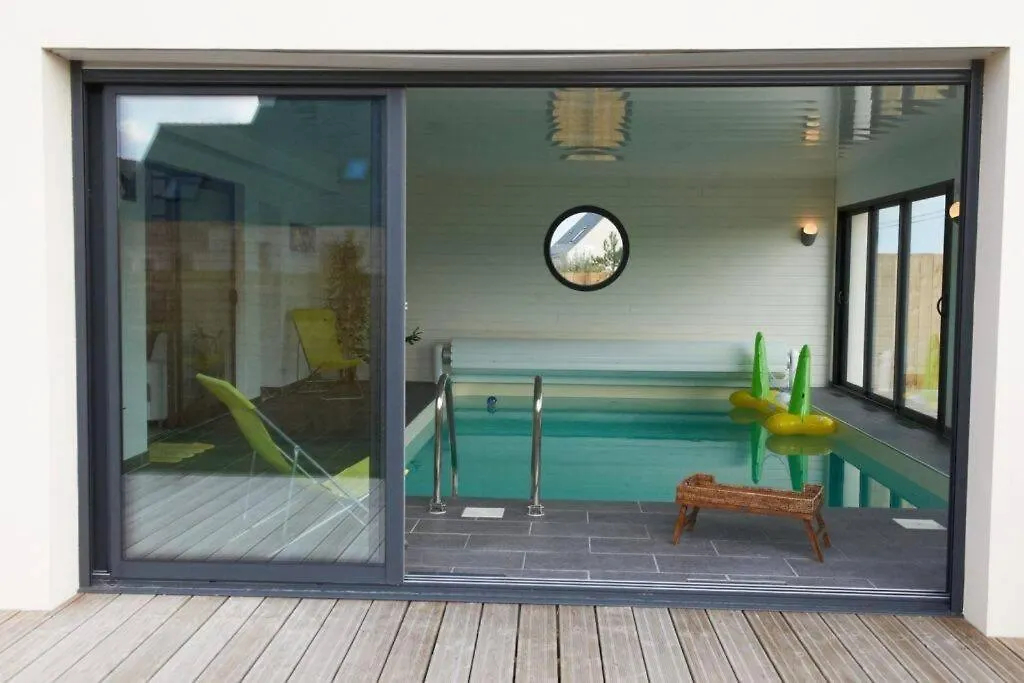 Villa Cassiopée piscine intérieure, proche plage Plounéour-Trez
